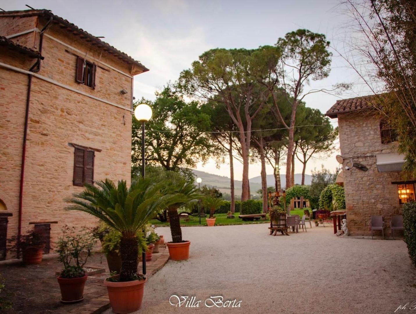 Resort Restaurant Villa Berta San Severino Marche Eksteriør bilde